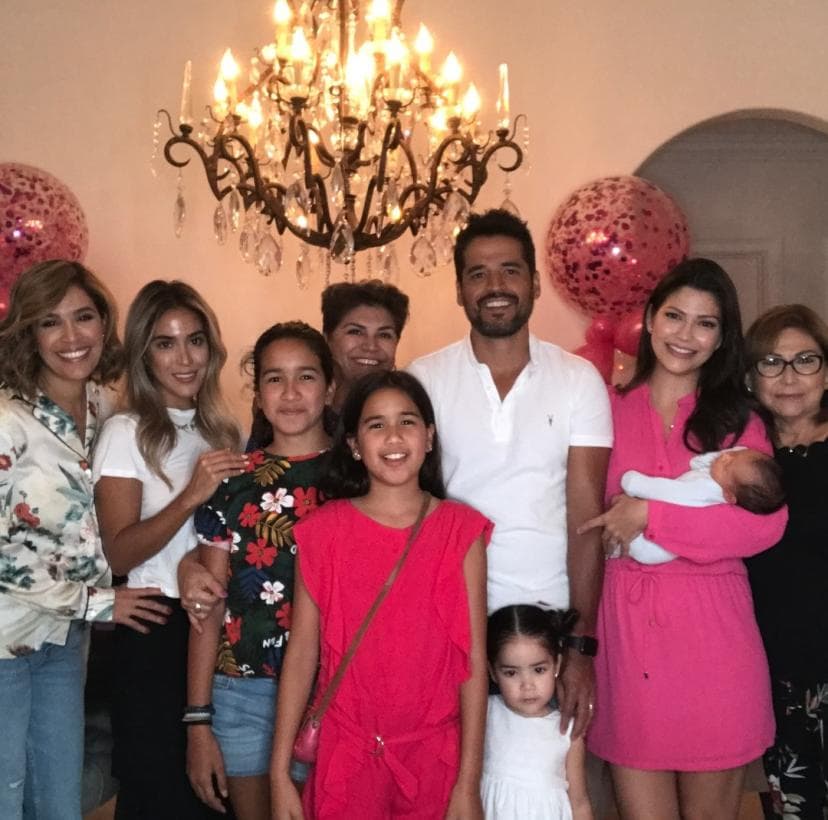 Aquí aparecen las familias de Ana y Karla festejando el cumpleaños 31 de Ana Patricia y la llegada de Gael, quien apenas tenía veinte días de nacido.