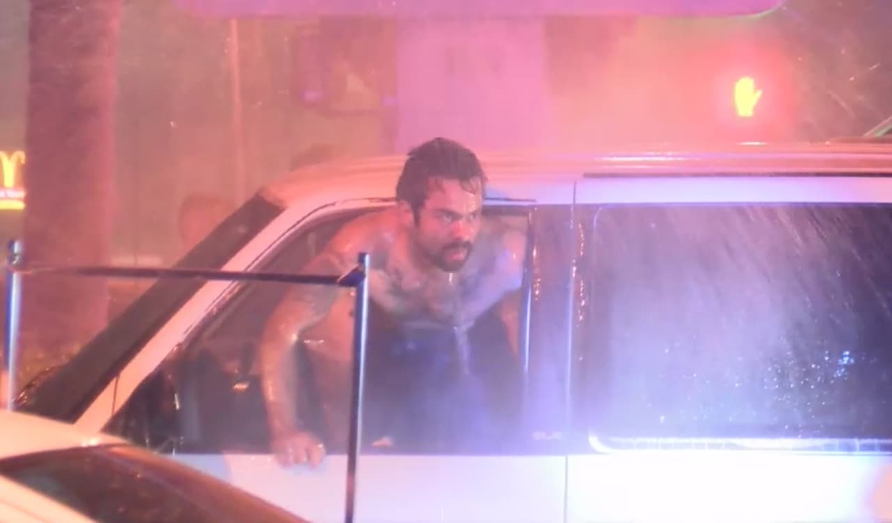 Investigan la muerte de un hombre baleado por la policía tras intentar someterlo con chorros de agua