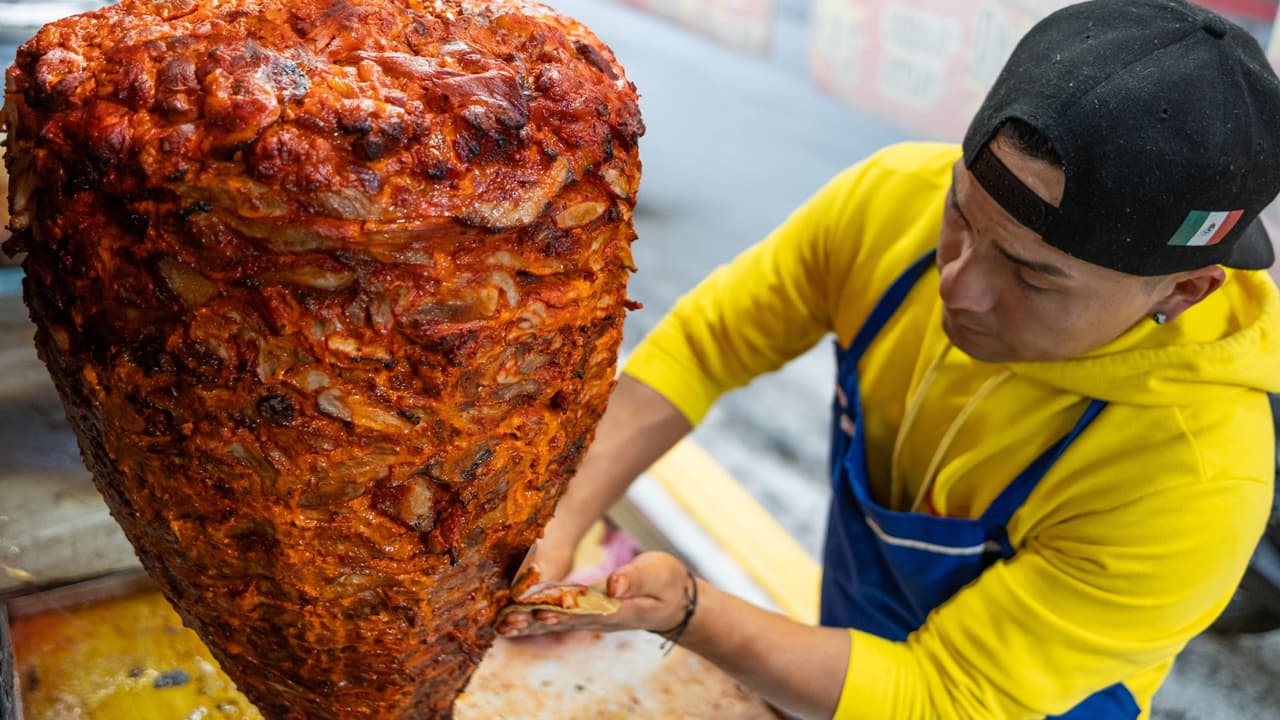 <h3 class="cms-H3-H3">Resident Taquería: orgullo de Lake Highlands</h3>
<br>
<b>Diez años en el mismo barrio lo han vuelto parte de la vida comunitaria</b>. Los clásicos son el pollo ahumado con mole y la panceta glaseada con pepino y agave, pero los veganos también encuentran hogar: setas con poblano y salsa de almendras, o coliflor caramelizada con alioli de epazote. Y entre los secretos de la carta: los frijoles al ajillo, capaces de robar protagonismo a cualquier taco.
<br>📍
<a href="https://share.google/UIGkfxHtQMFeIlCtk" target="_blank">9661 Audelia Rd. Suite 112, Dallas, TX 75238</a>