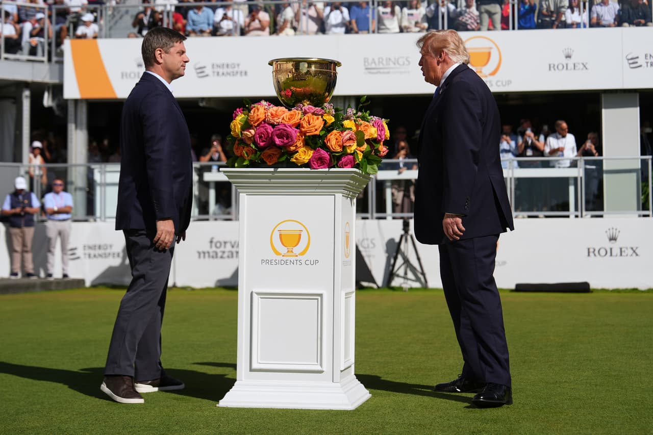 Al salir de la Casa Blanca, Trump dijo a periodistas: "Tuvieron la amabilidad de nombrarme presidente o presidente honorario, así que es un honor. Es un evento muy importante, uno de los más importantes del golf, sin duda. Está la Ryder Cup, está la Presidents Cup, y esta es una de las más importantes, así que es un gran honor. Por eso, voy a ir".