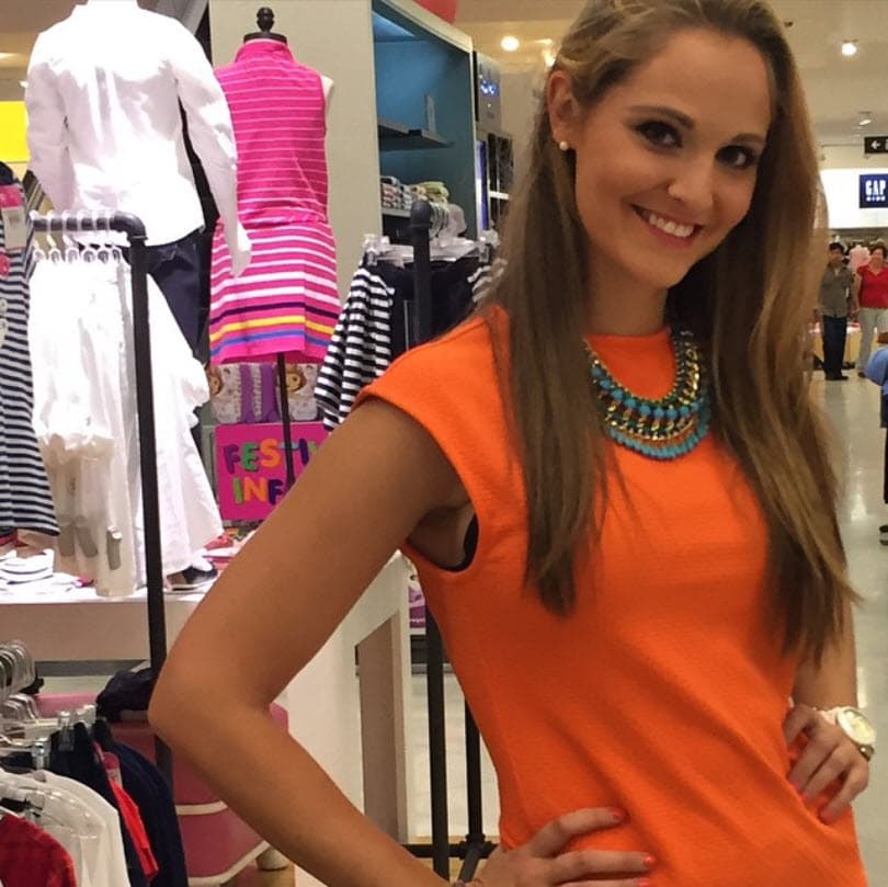 Carolina señaló que tras separarse llegaron a un acuerdo de las reparticiones de bienes, 
<b>ella se quedaría con los muebles, mientras que él con las obras de arte</b>: "Él ahora dice que ya no quiere dar los muebles, que dio dinero de más, quiere que yo le regrese el dinero de los muebles y quitarme a mis hijas".
<br>