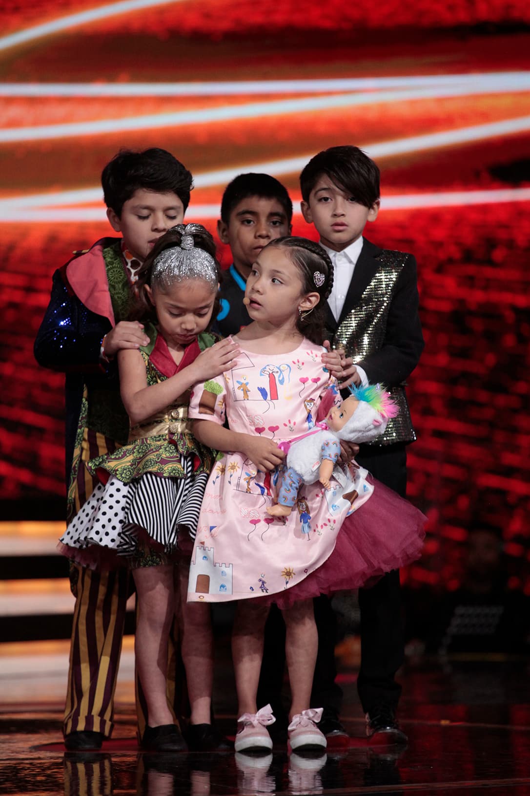 Había llegado el momento más esperado de la noche, conocer al escuadrón que dejaría la competencia. Galilea mencionó el nombre de 'Sarilú y sus bombas'.