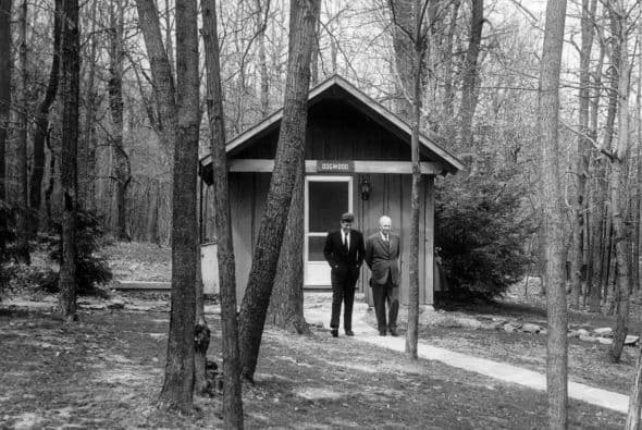 Camp David es el retiro rural del presidente de los Estados Unidos y sus invitados, situado en una zona montañosa baja a unos 100 kms. (60 mi) al nor-oeste de Washington, DC, en el Catoctin Mountain Park in unincorporated Frederick County, Maryland, cerca de Thurmon, a una elevación de unos 1,850 pies.
