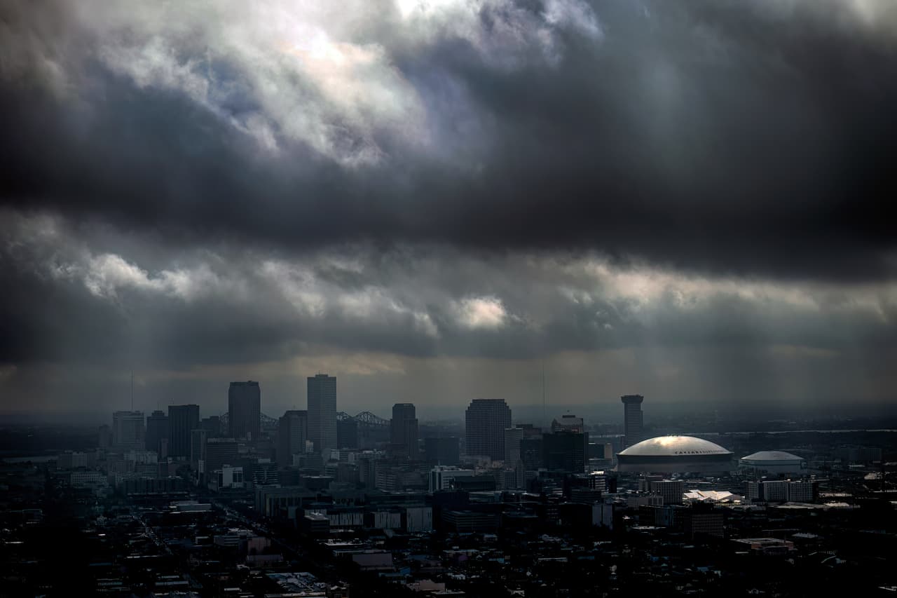 5.- 
<b>Nueva Orleans:</b> Con una puntuación total de 37.53, la ciudad se encuentra entre las posiciones más bajas del estudio, impulsada principalmente por sus resultados en seguridad del hogar y la comunidad, donde ocupa el puesto 181. Aunque presenta una ubicación relativamente más favorable en riesgo de desastres naturales (71), mantiene un desempeño desfavorable en seguridad financiera (175). La combinación de estos indicadores refleja una mayor vulnerabilidad en el entorno comunitario y en las condiciones económicas que influyen en la seguridad de sus habitantes.