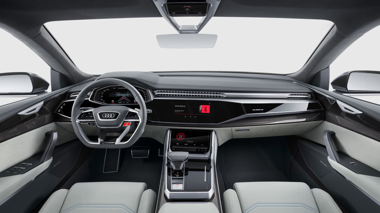En el interior de la Audi Q8 Concept nos encontramos con el 
<b>panel de instrumentos</b> en el centro, que consiste en una 
<b>enorme superficie</b> negra sobre la cual aparecen todas las informaciones y comandos. La palanca de cambios aparece en su posición tradicional para la caja automática de ocho velocidades.