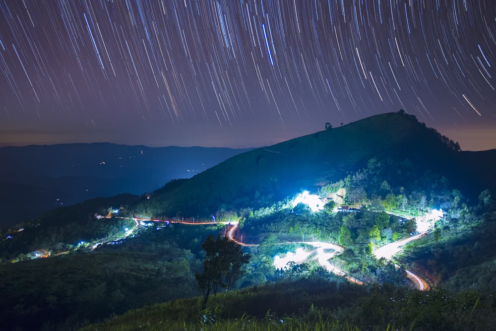 Esto será un verdadero juego pirotécnico en el cielo, y además el día 7 con Júpiter, el mayor planeta del sistema solar hará un trino de 120°. Eso es maravilloso ya que abre la puerta de la oportunidad y de la alegría para cada uno de los diferentes signos zodiacales y sobre todo para las mamás, en esta época del año.
<br>