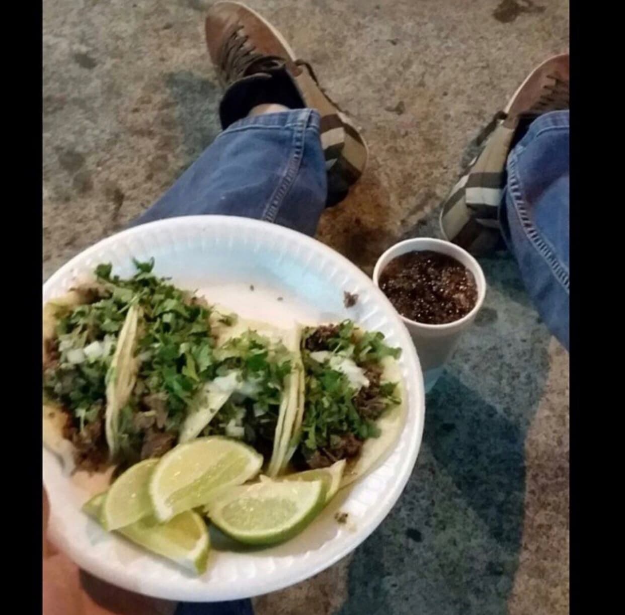 Y en la banqueta durante un descaso laboral 4 tacos de tripa.