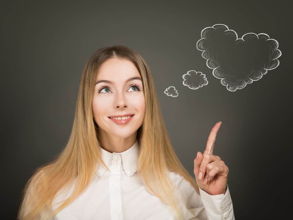 Mientras la foto se quema, recítate en voz alta: "Yo, (dices tu nombre), quemo tu imagen, (el nombre de la persona que quieres olvidar) y decreto que te quiero lejos de mi vida y de mi mente. Deja mi corazón y me libero de este dolor".