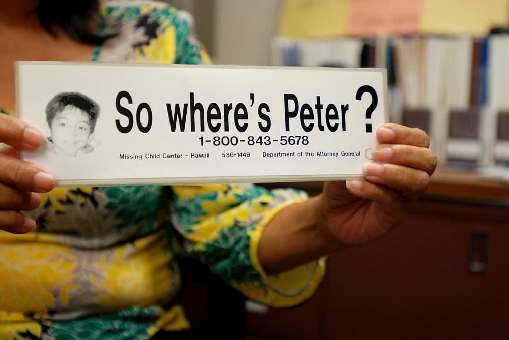 Una pegatina de la campaña lanzada con el rostro "Peter Boy" para concienciar sobre los abusos y desapariciones de menores.