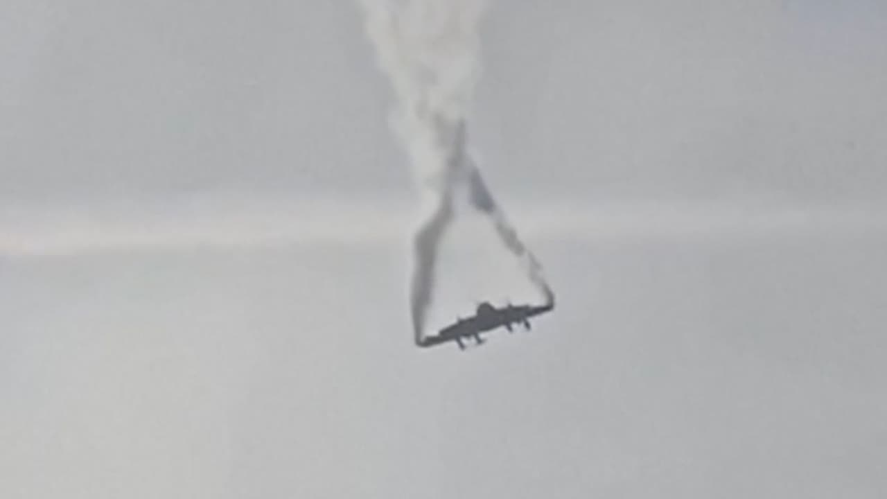 El momento en que un avión militar se desploma y choca en un campo de cultivos: 20 personas murieron