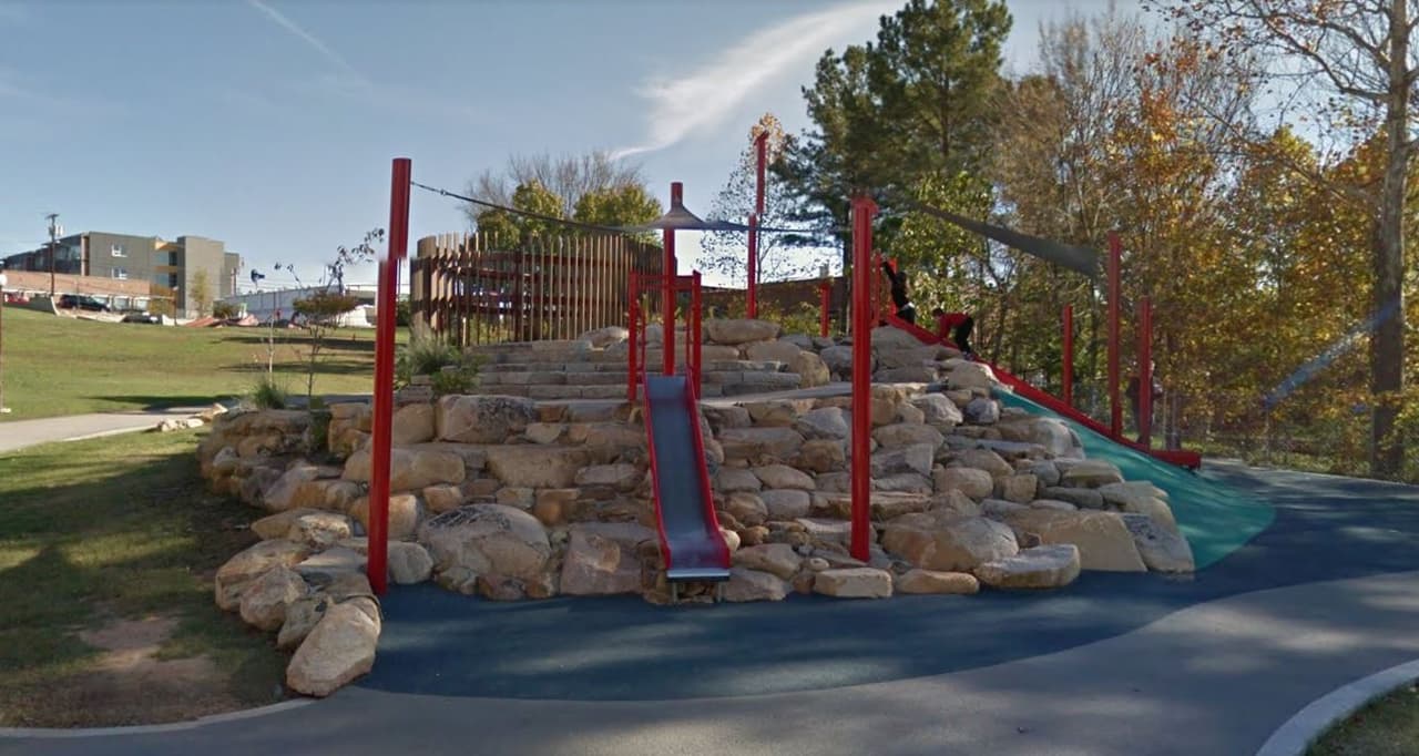 <b>Durham Central Park (501 Foster St., Durham)</b>. Situado en medio de un bullicioso centro de la ciudad, Durham Central Park no solo alberga esculturas de animales escalables y un parque de patinaje, sino que también alberga actividades y eventos culturales, incluido el mercado de agricultores de Durham.