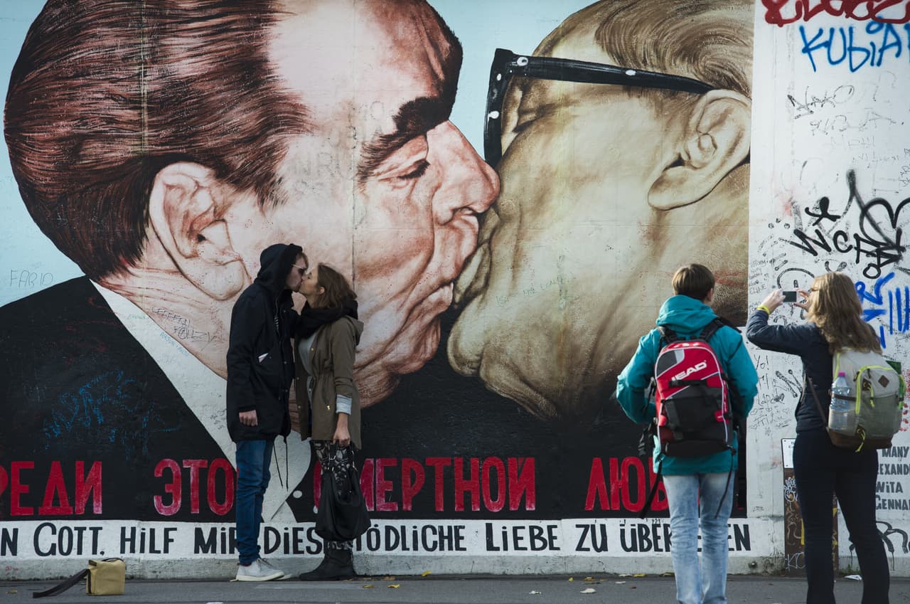 <b>El beso de la caída del muro de Berlín (Alemania)</b>
<br>Esta pintura recrea el gesto entre el líder soviético Leonid Brezhnev y Erich Honecker, de Alemania del Este. El grafiti original fue destruido cuando se derribó esa parte del muro, y
<a href="http://www.elconfidencial.com/cultura/2009-06-23/el-beso-de-breznev-y-honecker-vuelve-al-muro-de-berlin_737737/">ahora hay una reproducción</a>. Obviamente, lo mejor es recrear el beso.