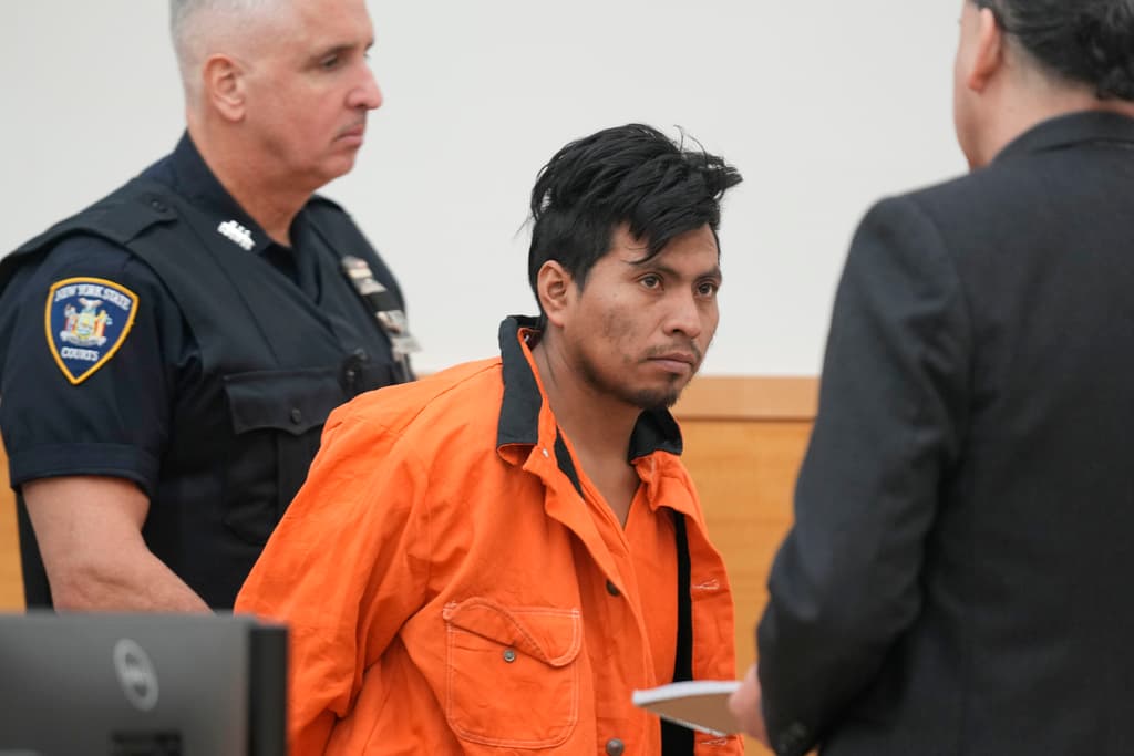 El acusado, 
<b><a href="https://www.univision.com/local/nueva-york-wxtv/familia-de-hispano-acusado-de-prender-fuego-a-mujer-en-subway-de-ny-pide-pruebas-de-su-culpabilidad-video" target="_blank">cuya esposa e hijos exigen justicia desde Guatemala</a></b>, apuntó que en otras ocasiones, cuando consume mucho alcohol al despertar no puede recordar nada, porque su "memoria borró".