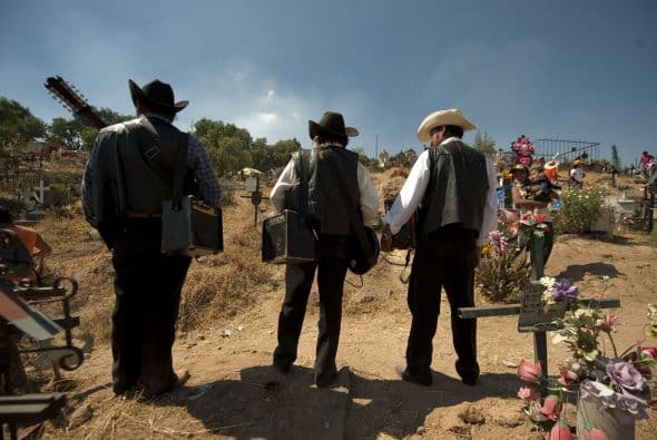 Los grupos de música regional mexicana hacen su aparición para entonar a los muertos sus canciones preferidas en vida.