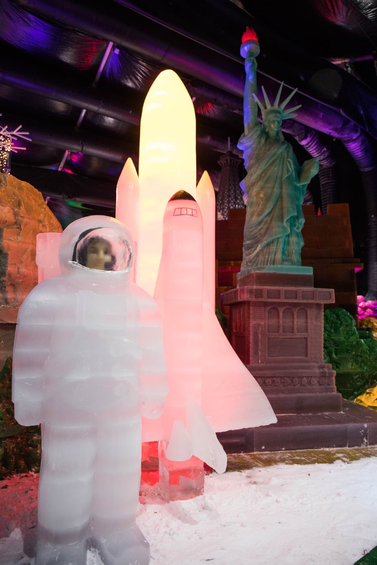 Dos millones de libras de hielo fueron usados para recrear todo el parque.