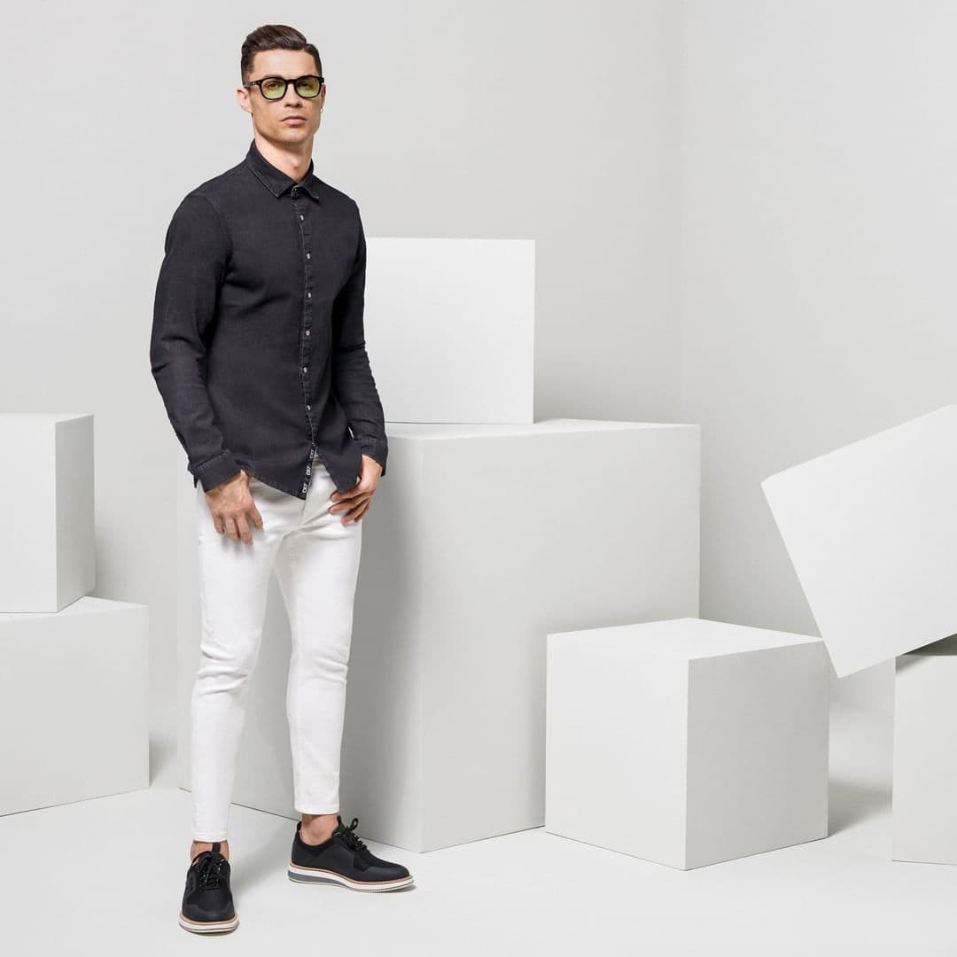 Cristiano debutó en el Sporting Lisboa, fichó por el Manchester United y se consagró en el Real Madrid, el equipo del cual es hincha, según dijo. Actualmente juega para la Juventus.