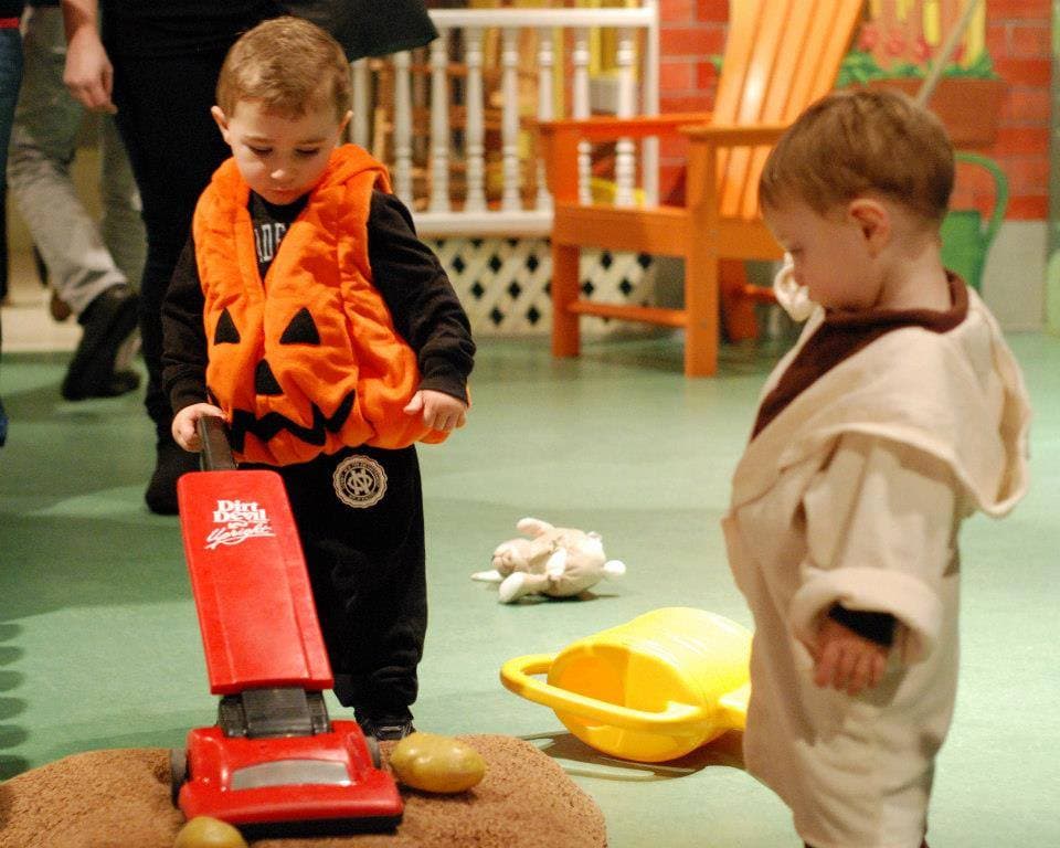 <b><a href="https://www.pleasetouchmuseum.org/visit/signature-events/#halloween">Halloween Weekends at Please Touch Museum (29 y 30 de octubre)</a></b>. El fin de semana con temática de Halloween en el Museo Please Touch presenta truco o trato por la tarde, horas de cuentos con títeres, talleres de baba y actuaciones especiales.