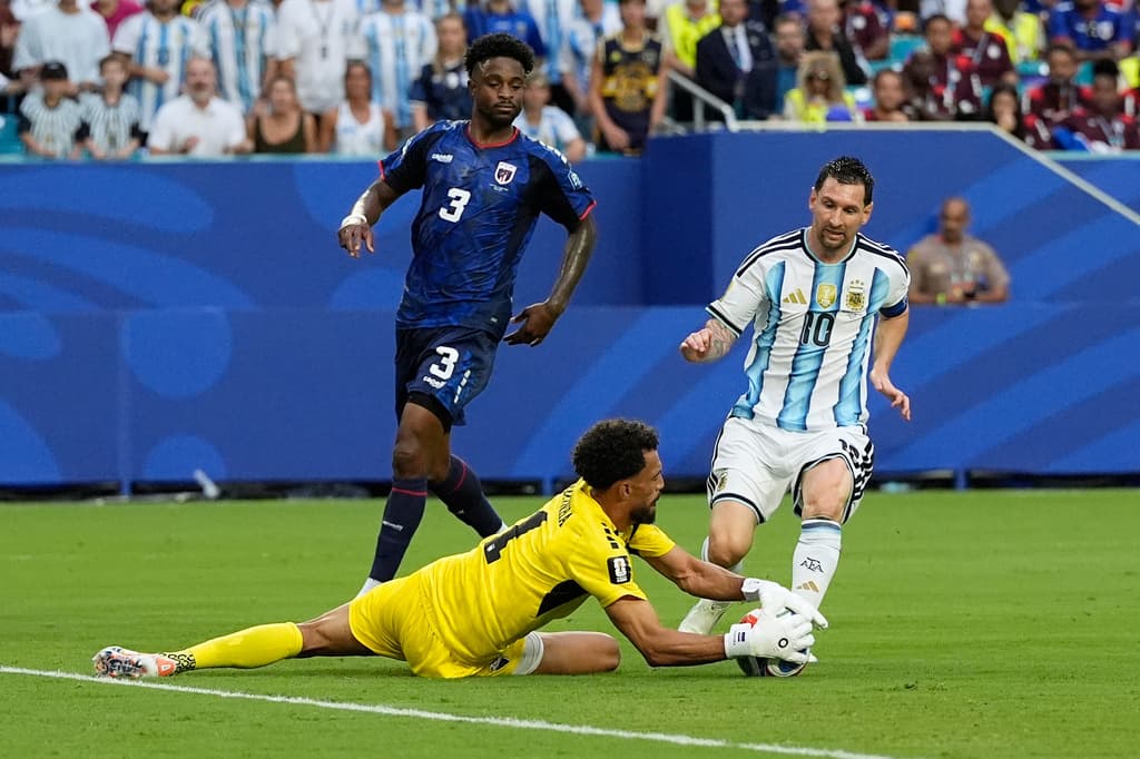 Vozinha corta el avanze de Lionel Messi en una jugada en los linderos del área.