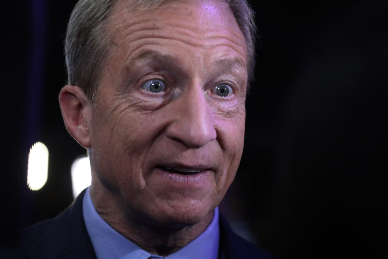 El multimillonario 
<b><a href="https://www.univision.com/noticias/politica/el-ambientalista-multimillonario-tom-steyer-el-ultimo-en-entrar-en-una-concurrida-contienda-presidencial">Tom Steyer</a></b> señaló que en la última década se dedicó a "formar coaliciones de estadounidenses comunes y corrientes para asumir un poder corporativo incontrolado" y añadió que con esa iniciativa logró vencer a las compañías petroleras. Pero se ganó un reproche de Biden quien dijo que mientras él intentaba como senador legislar en materia de regulación de la industria de combustibles fósiles, Steyer trabajaba para ella.