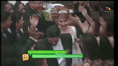 Alicia Villarreal y Arturo Carmona se casaron por la iglesia en 1998. Como fruto de su amor se convirtieron en padres de Melanie, en 1999.