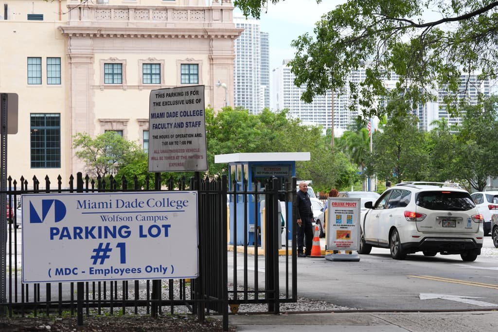 El terreno, ubicado sobre Biscayne Boulevard, está actualmente ocupado por un estacionamiento del campus Wolfson del colegio