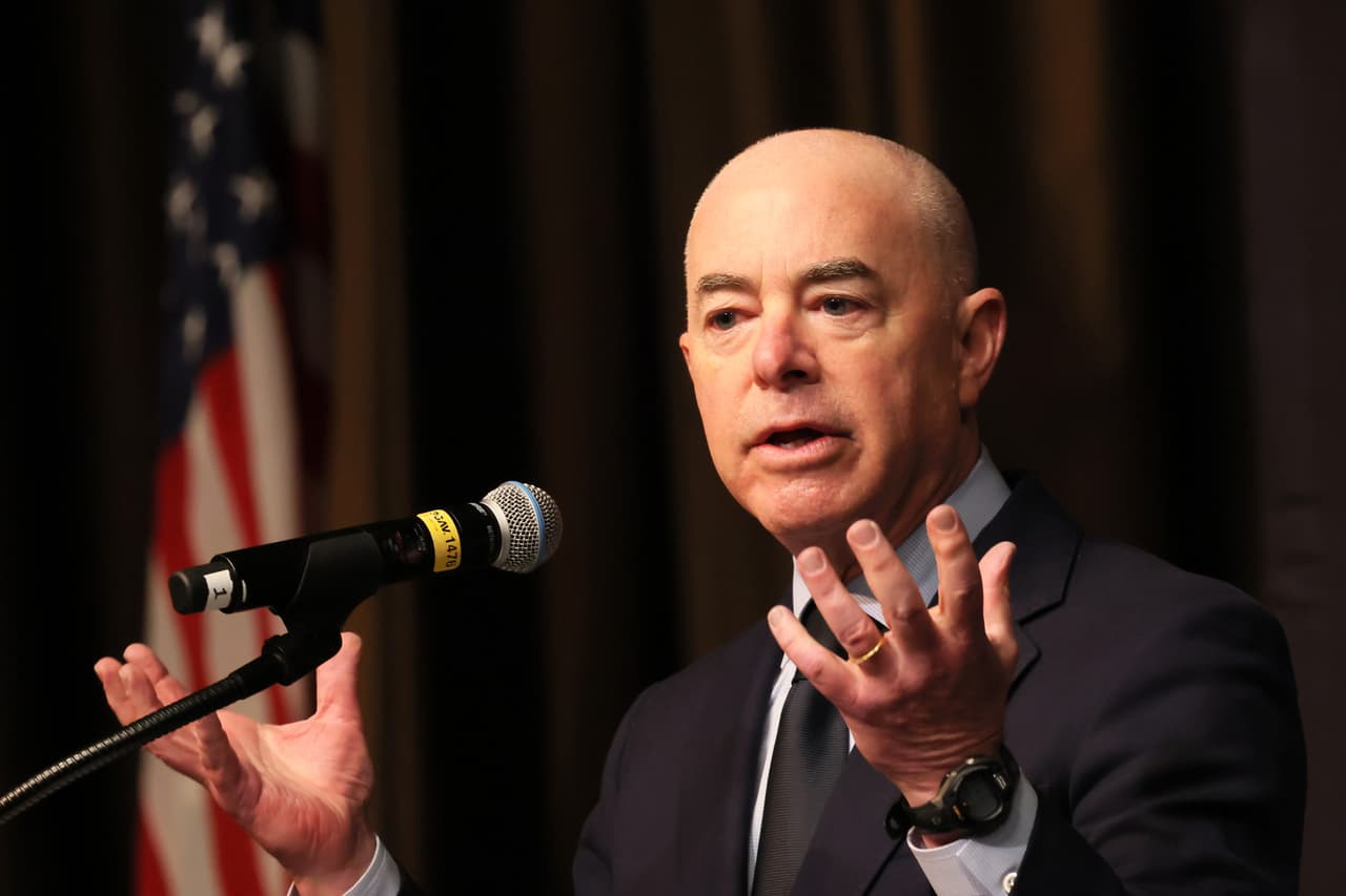 Mayorkas anuncia una nueva arma contra el estallido de la explotación sexual infantil en línea