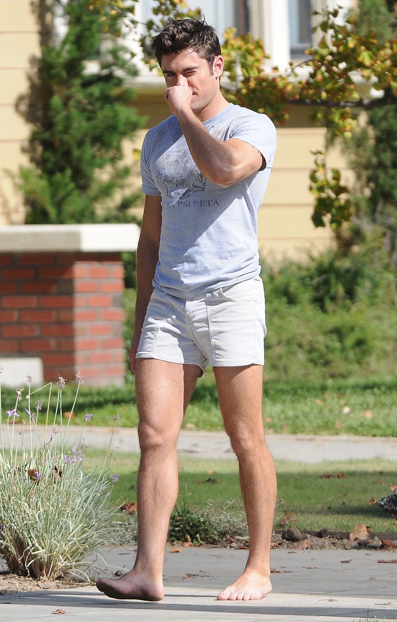 Zac Efron exhibe su cuerpazo en Los Ángeles.