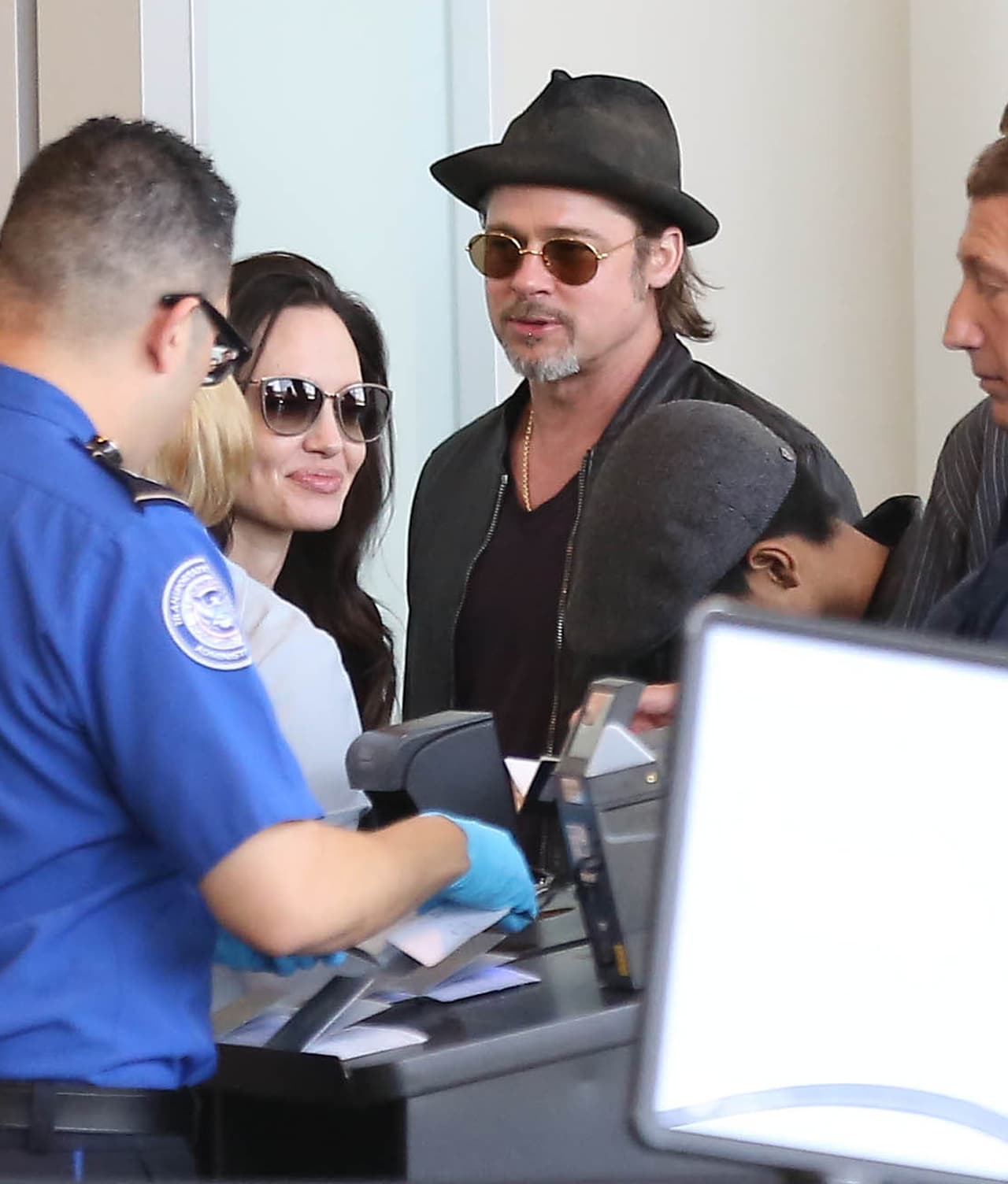 El famoso matrimonio arribó al aeropuerto de Los Ángeles en compañía de todos sus hijos, ¡son una linda familia!