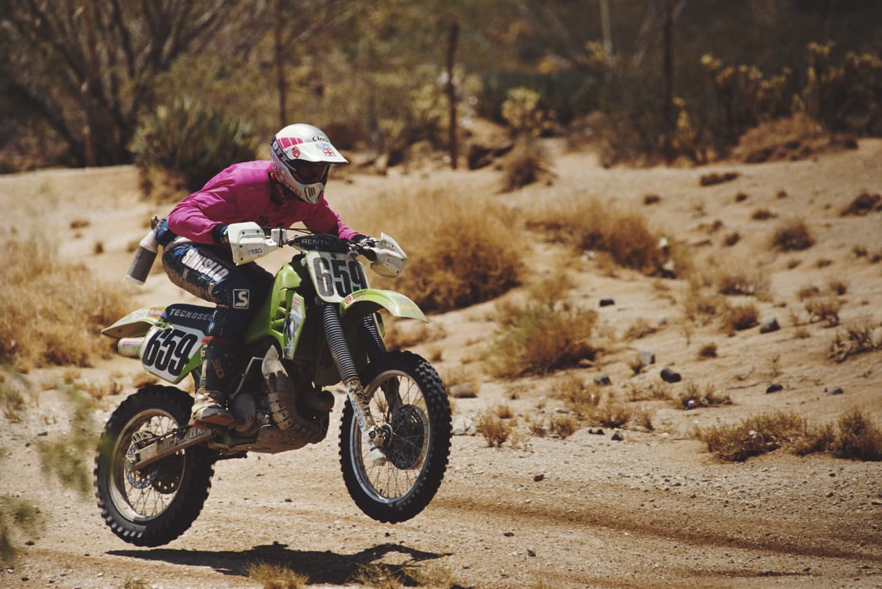 <b>Baja 1000</b>
<br>También existe la categoría de 
<b>motocicletas,</b> las cuales tienen que ser modificadas con refuerzos en la suspensión y en algunas partes mecánicas. Existen tres grupos de acuerdo a la cilindrada del motor: 125 cc, de 126 a 250 cc y 250 cc o más.
<br>Otro grupo importante es el de las 
<b>cuatrimotos</b>, divididas en de hasta 250 cc y de 251 cc en adelante.
