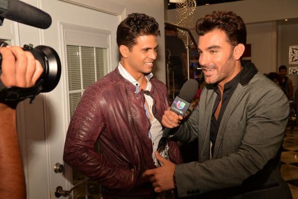 "Voltea Pa' Que Te Enamores" comenzó las grabaciones con el tradicional claquetazo. Esta nueva telenovela contará con las actuaciones de Pedro Moreno, María Elena Dávila, Cristina Bernal, Frances Ondiviela, Cecilia Gabriel, Harry Geithner, Fernando Carrera, Roberto Matheus, Victor Cámara, Lupita Ferrer, Eduardo Serrano, William Valdez, Nastasha Dominguez, Maite Embil, Adrian Di Monti, Mariet Rodriguez, Mijail Mulkay, Ariel López Padilla, Mauricio Mejías, y Alfredo Huereca.