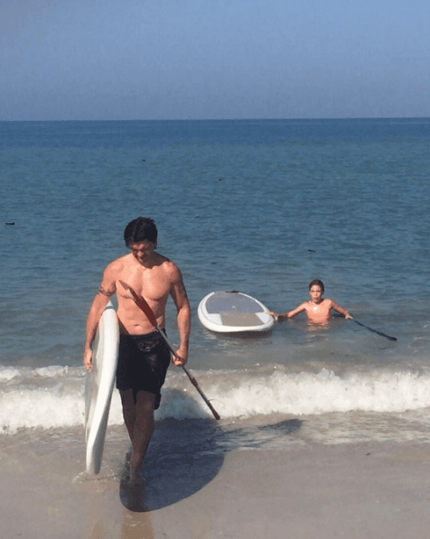 Se ejercita con diversos tipos de rutinas, como natación y remos.