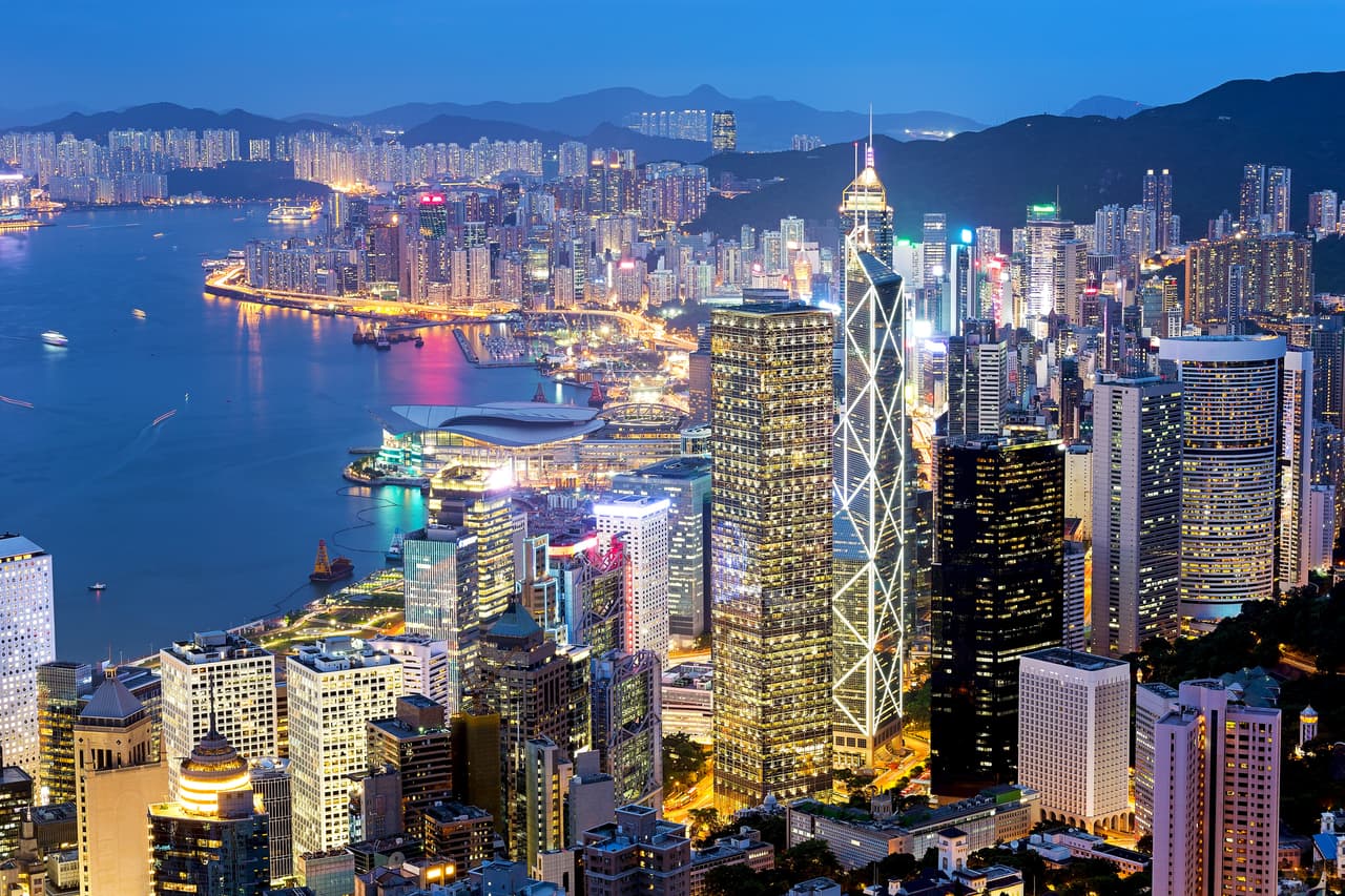 <b>Puesto 3. Hong Kong : 80 multimillonarios</b>
<br>
<br>Crecimiento en 2021: 9 nuevos multimillonarios
<br>
<br>Patrimonio neto de los multimillonarios de la ciudad: 33,700 millones de dólares
<br>
<br>Residente más rico: Li Ka-Shing (33,700 millones de dólares de patrimonio)
<br>
<br>A pesar de la crisis inmobiliaria y la creciente interferencia de China en sus asuntos políticos, Hong Kong sumó nueve multimillonarios. Los negocios de Li Ka-shing abarcan desde los bienes raíces hasta la infraestructura y puertos. En el último año sumó 12,000 millones de dólares a su fortuna.