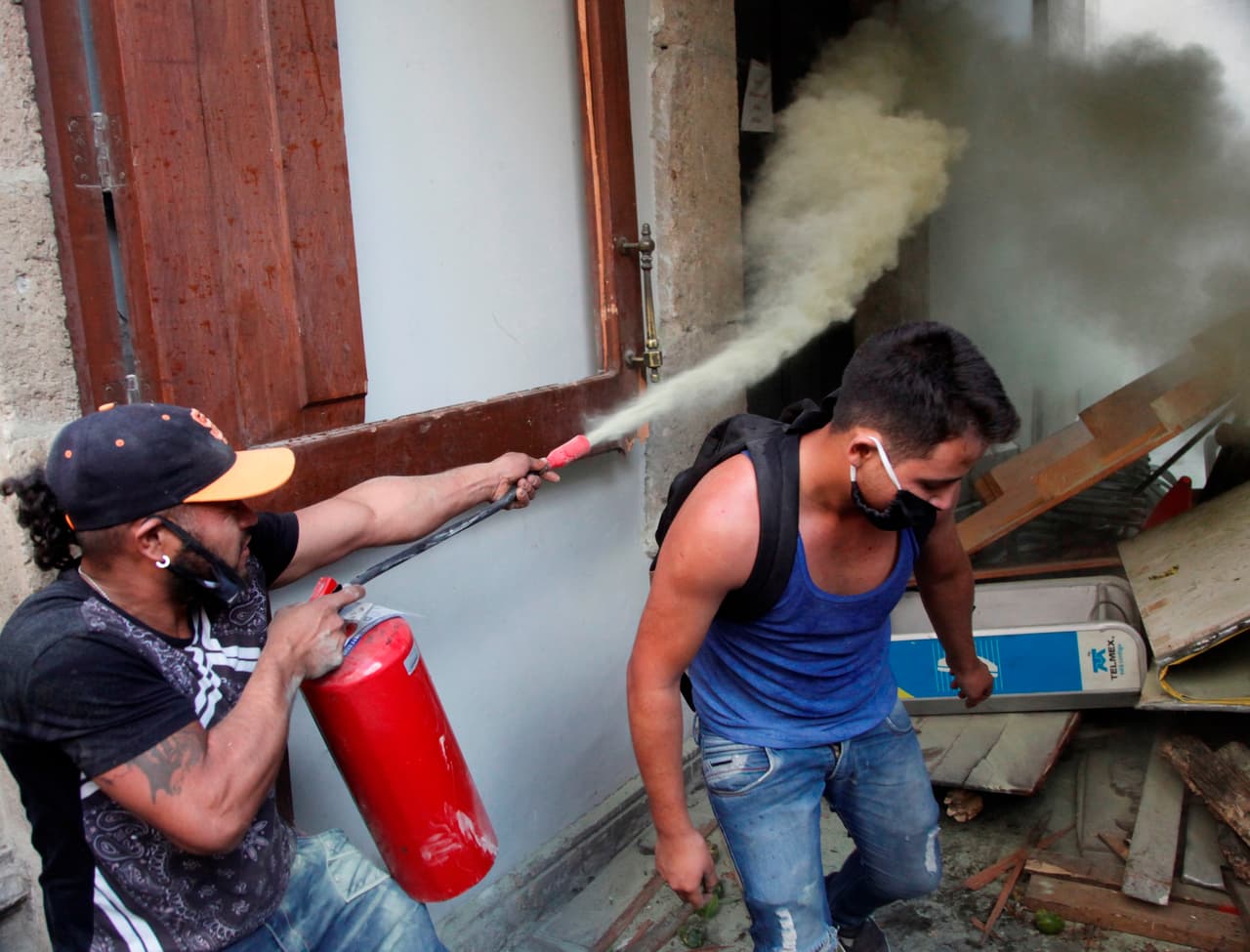 Dos Jóvenes arrojan químico de un extintor de incendios a la puerta del Palacio de Gobierno de Jalisco. Celebridades como 
<a href="https://www.univision.com/temas/salma-hayek">Salma Hayek</a> o el director mexicano 
<a href="https://www.univision.com/entretenimiento/celebridades/guillermo-del-toro">Guillermo del Toro</a> han condenado la muerte de Giovanni López y exigen que se haga justicia.