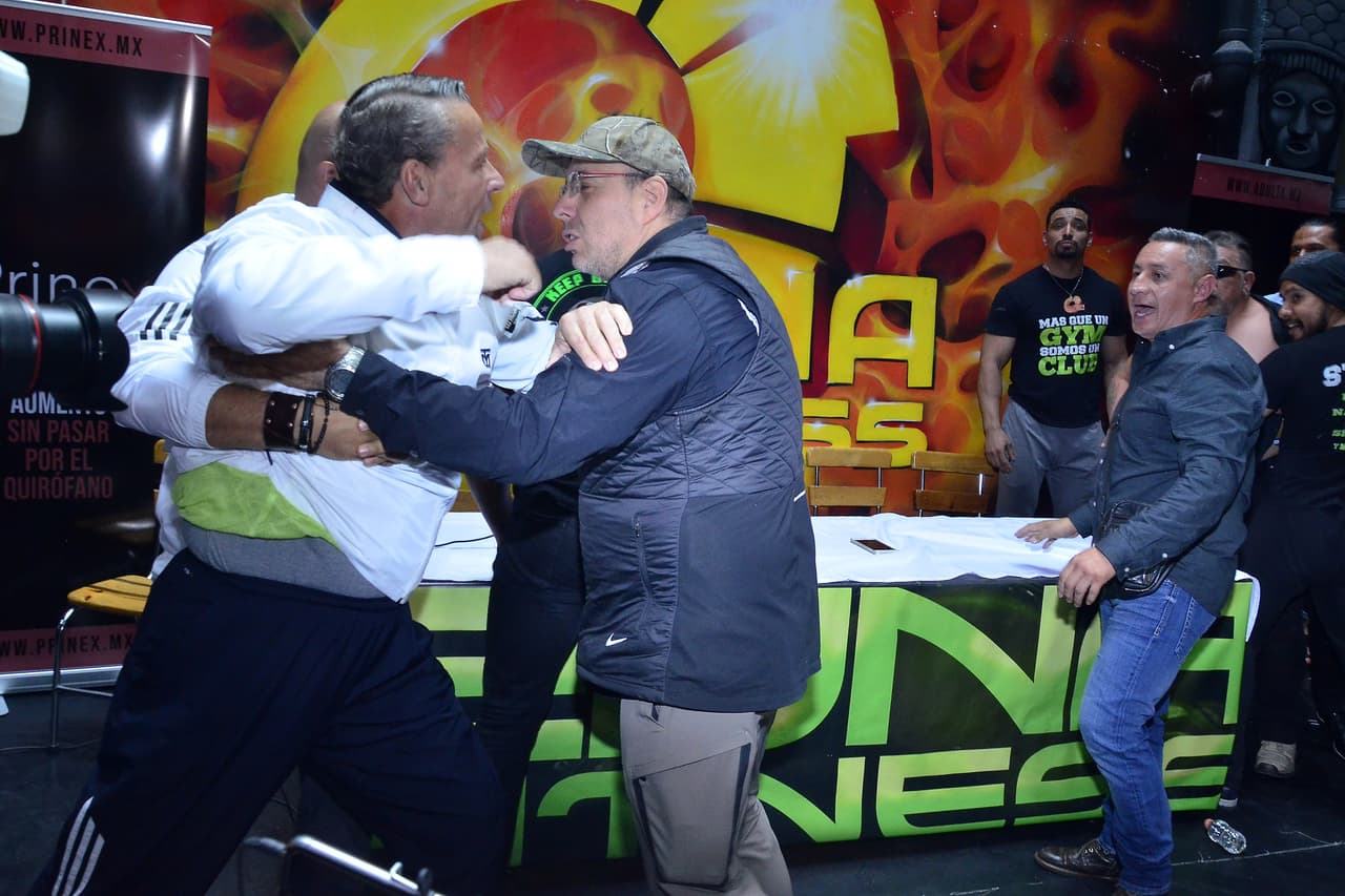 También se ha peleado con Andrea Legarreta, Carlos Trejo y Laura Bozzo. 
<br>