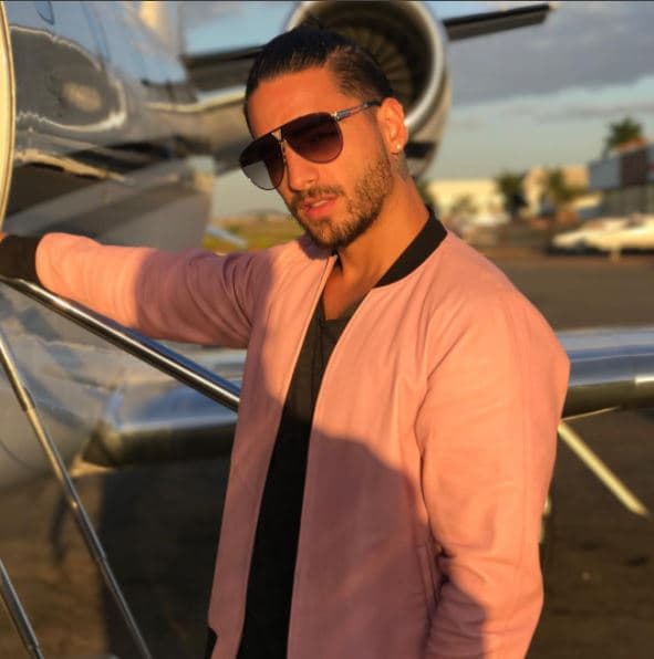 Al cantante se le ha relacionado con la actriz Eiza González y la cantante Belinda.