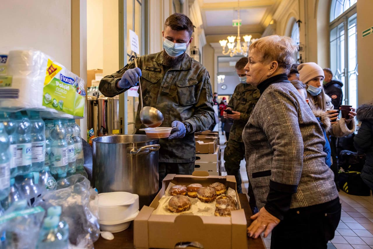 Un soldado polaco atiende a una mujer ucraniana en la estación ferroviaria de Przemysl, que se ha convertido en un centro de recepción temporal para refugiados de Ucrania.
<br>
<br>Según las autoridades polacas, la ONU ha reforzado sus operaciones en Ucrania y otros países vecinos, y podría aumentar su personal en la zona si el conflicto continúa su escalada.
<br>