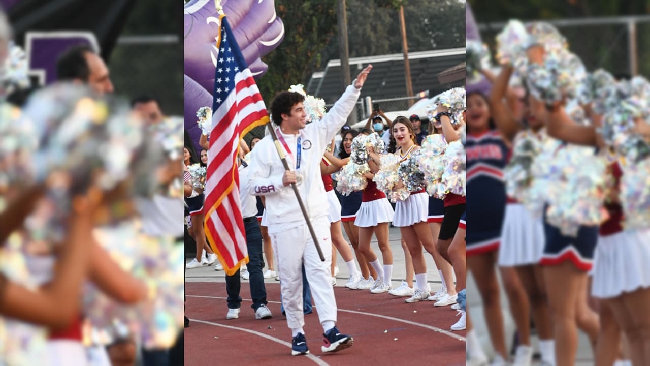 El medallista de plata ingresó al estadio, donde lo aplaudió una multitud.