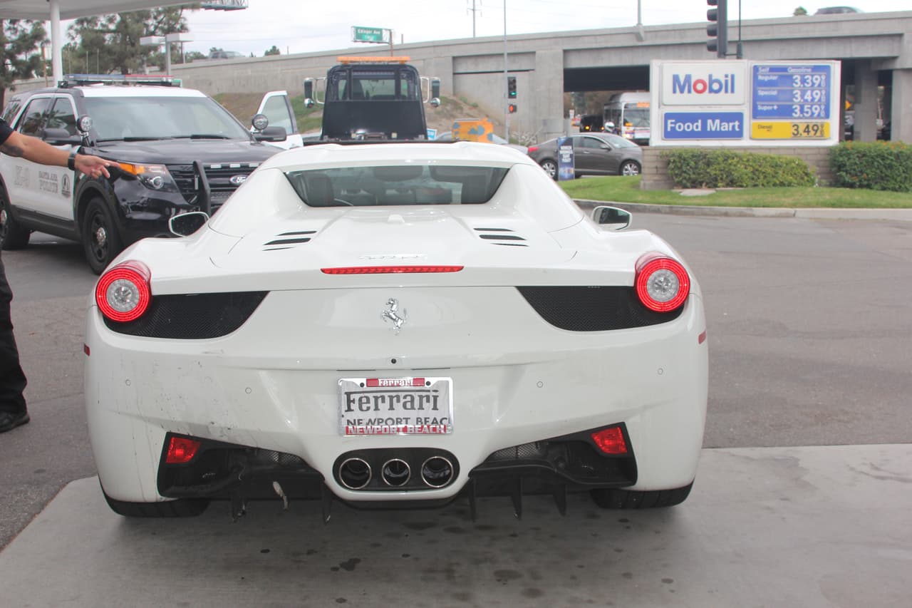 El Ferrari, modelo 458 Spider del 2015, fue robado de un centro de servicios para autos lujosos ubicado en Costa Mesa.