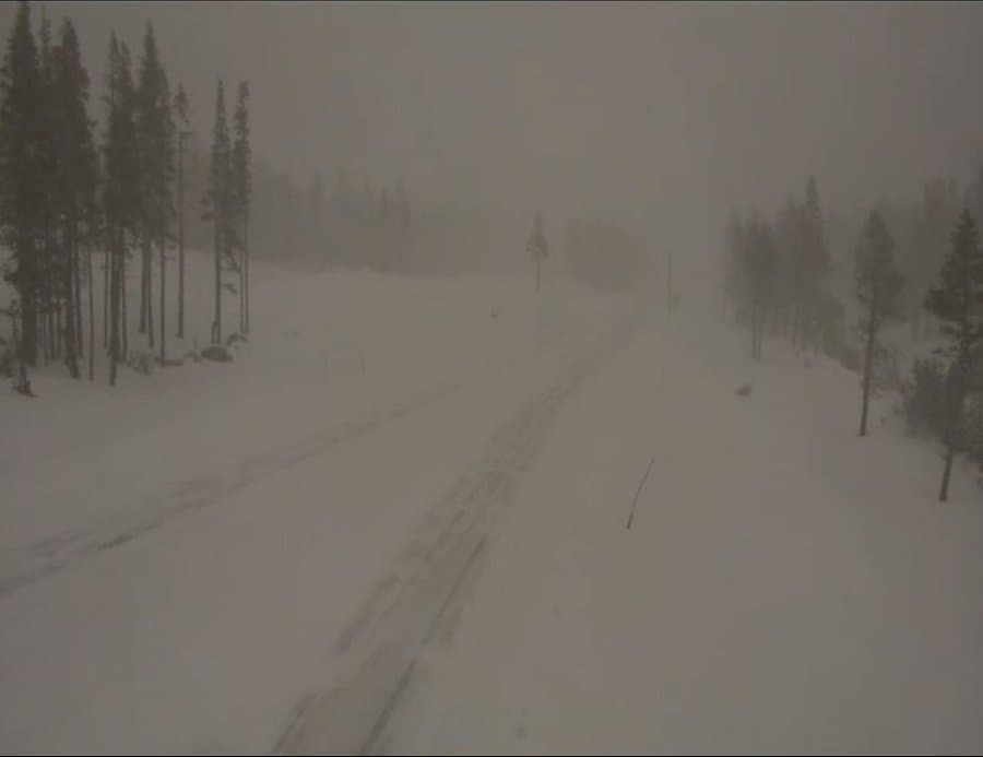 No, no estás biendo borroso, se trata de la densa nevada que azotó a Big Bear a principios de la semana, producto del sistema de tormenta invernal que permanecerá en la región hasta este viernes.