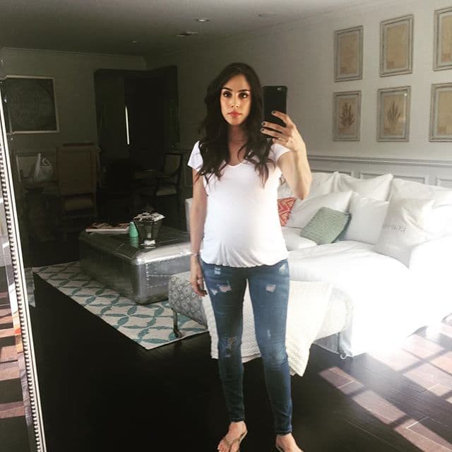 "Yo creo que 
<b><a href="https://www.univision.com/famosos/sandra-echeverria-aclara-si-es-verdad-que-tuvo-actitud-de-diva-y-problemas-con-la-produccion-de-la-usurpadora-fotos" target="_blank">yo soy más sobria</a></b>. A mí me gusta mucho la onda bohemia, la moda de los 80. Creo que cada temporada tiene como sus cosas, me encanta verano porque me encanta usar vestidos, me encanta usar faldas, entonces para mí es lo máximo", dijo.