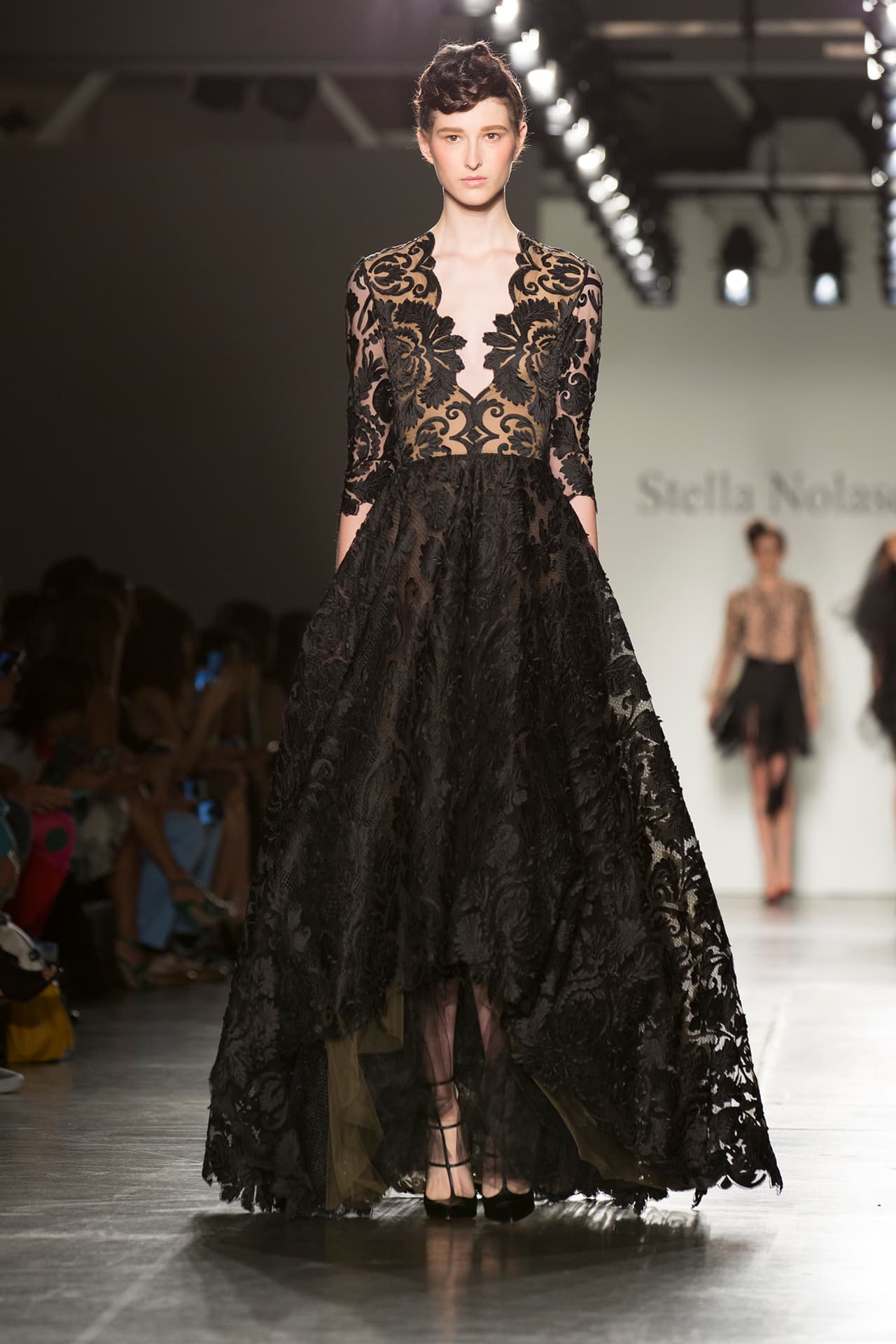 Checa más imágenes de esta colección llena de elegancia y belleza única. Diseñadora Stella Nolasco. NYFW, Spring/Summer 2016 - 09/16/2015