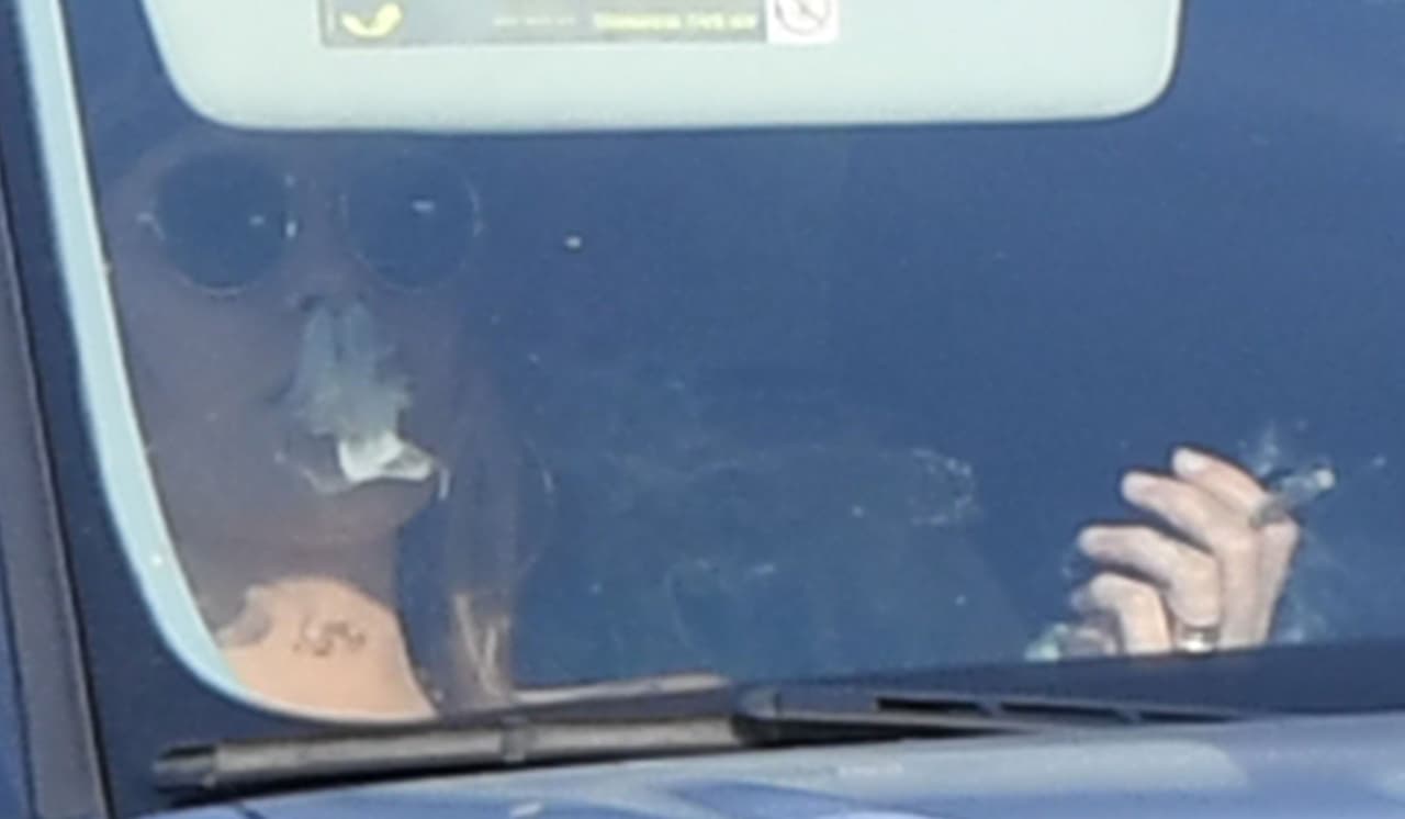 Paris Jackson, hija del 'rey del pop' Michael Jackson, fue capturada en días recientes compartiendo lo que fue descrito como un cigarrillo de marihuana, en un estacionamiento en Los Ángeles