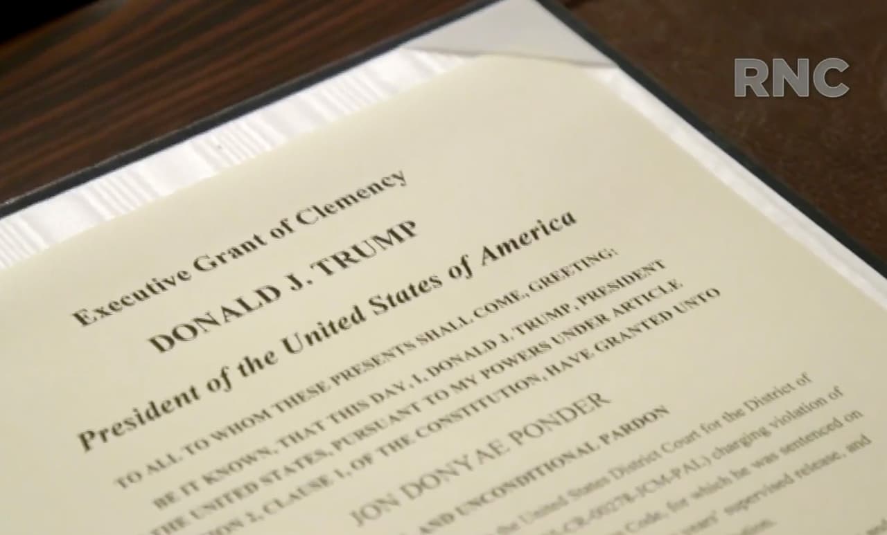 La transmisión mostró un detalle del documento del indulto del presidente a Jon Ponder.