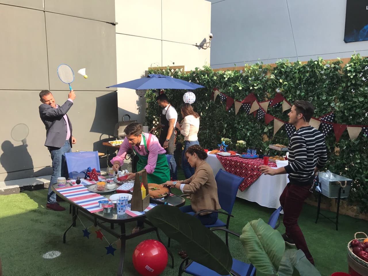 Mientras su compañeros estaban ocupados con la barbacoa, Alan Tacher practicaba algunos movimiento de bádminton.