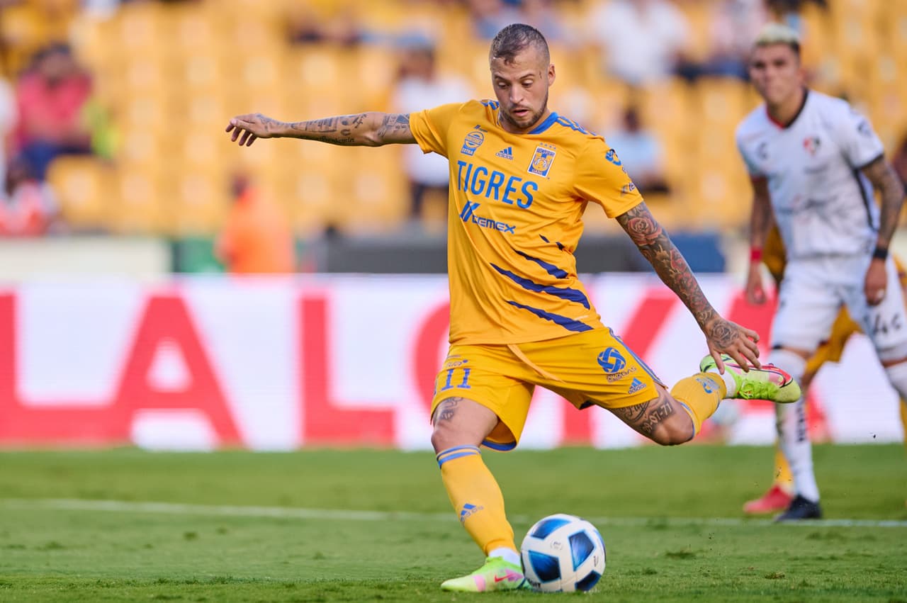 Nico López, el mejor jugador felino desde el arranque, se encargó de cobrar el penal y no perdonó para adelantar a Tigres 1-0.