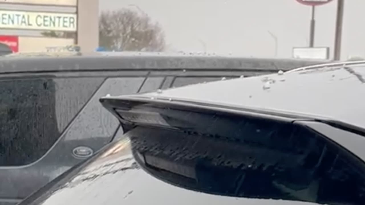 Conductores buscaron refugio en gasolineras mientras pasaba la tormenta.