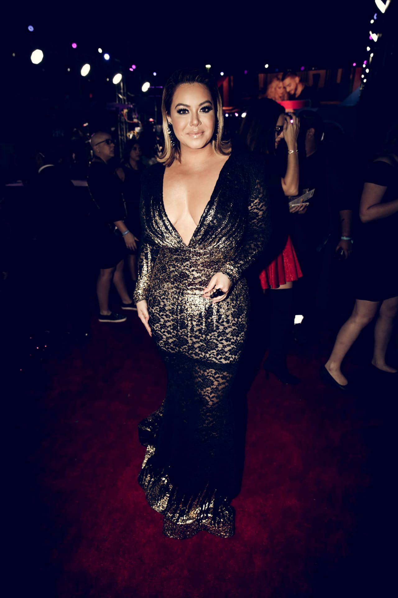 Para esta noche, la hija de la fallecida cantante Jenni Rivera eligió un vestido negro que disimulaba sus curvas.