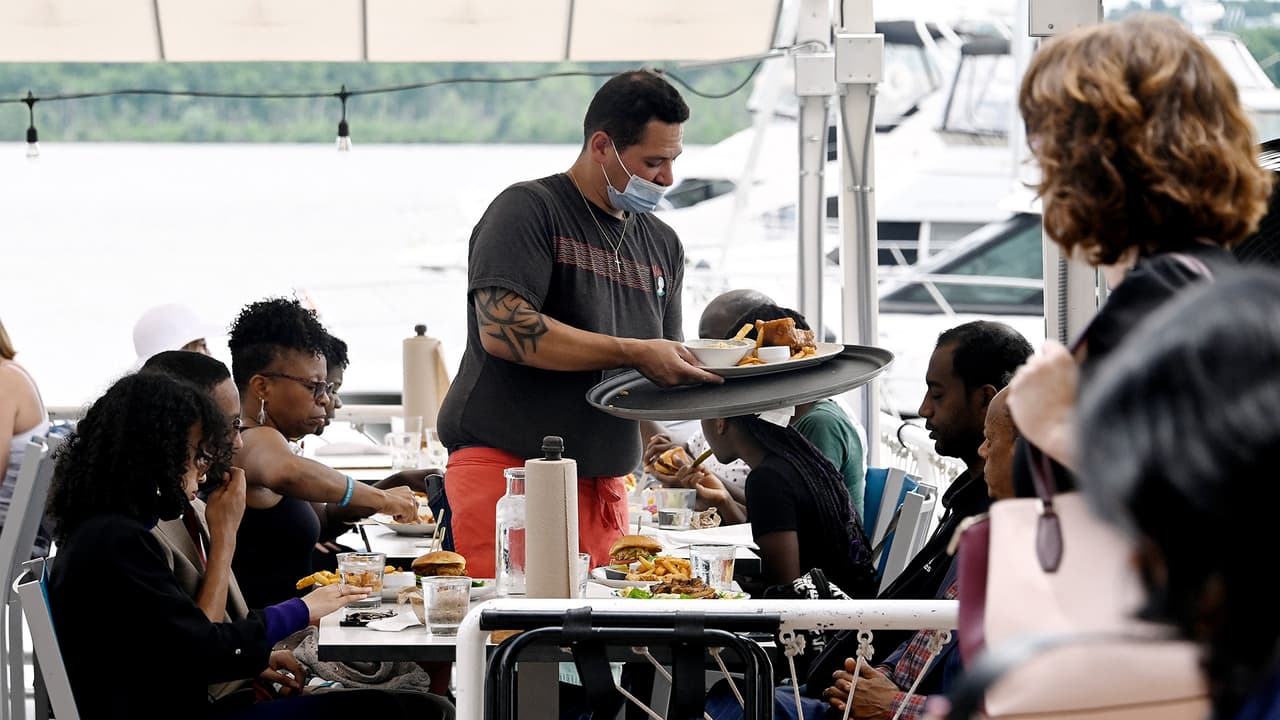 <h3 class="cms-H3-H3"><b>¿Para quiénes aplica el incremento al salario mínimo?</b></h3>
<br>El aumento al salario mínimo tiene 
<b>algunas excepciones</b>. Por ejemplo, aquellos trabajadores que 
<b>reciben propinas</b> deben ganar 
<b>al menos $9.24</b> para empresas grandes, mientras que las 
<b>empresas pequeñas</b> deben pagar mínimo 
<b>$8.70 por hora.</b> 
<br>En tanto, los empleadores deben hacer una 
<b>diferencia entre las propinas y el salario</b> de sus trabajadores. 
<br>Por otra parte, los 
<b>trabajadores menores a 18 años</b> deben recibir 
<b>al menos 12 dólares</b> por hora, mientras los trabajadores 
<b>de 24 años o menos</b> deben recibir 
<b>al menos 12 dólares</b>.