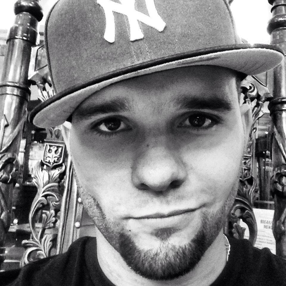 El cantante 
<b><a href="https://www.univision.com/shows/despierta-america/asesinan-a-tiros-al-cantante-venezolano-fabio-melanitto-expareja-de-la-actriz-ivonne-montero-video">Fabio Melanitto</a></b> fue asesinado el 15 de agosto de 2018 en 
<b><a href="https://www.univision.com/entretenimiento/fue-un-sicariato-confirman-movil-del-asesinato-de-un-cantante-venezolano-en-mexico-habria-recibido-amenazas">un ataque directo y recibió ocho disparos, cinco en la cara y tres más en el pech</a>o</b>, según la carpeta de investigación que llevan por el caso las autoridades mexicanas, así lo informó Univision Entretenimiento.