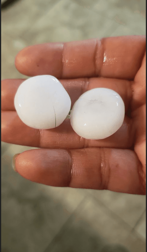 Poner los tapetes ("floor mats") del carro en el parabrisas y el vidrio trasero. Esto podría ayudar a disminuir el impacto del granizo.